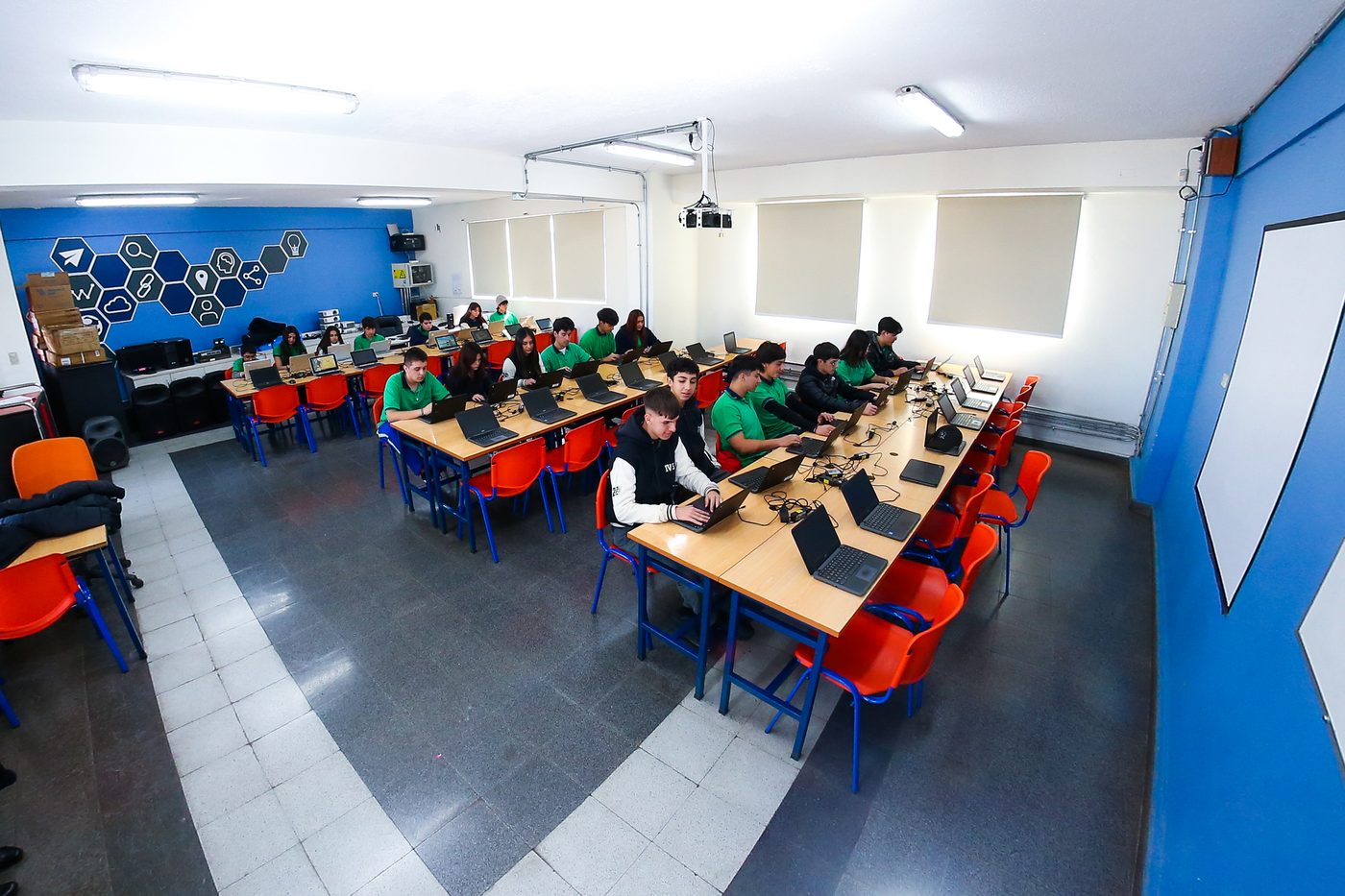 Estudiantes en el laboratorio de computación
