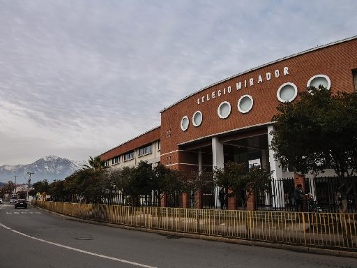 Fachada del Colegio Mirador con la cordillera al fondo
