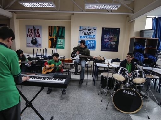 Estudiantes en la sala de música