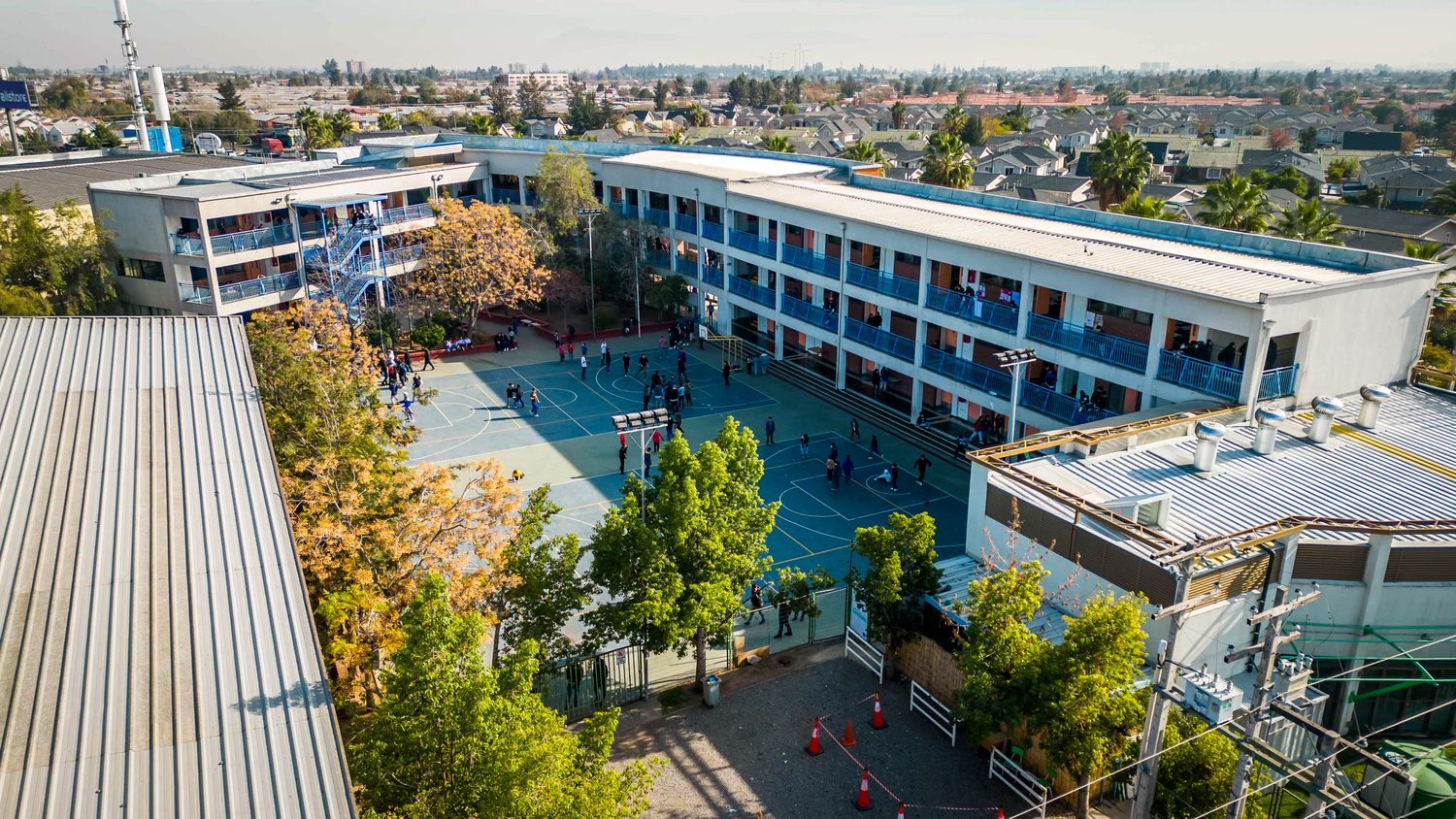 Vista aérea de los patios y canchas del Colegio Mirador