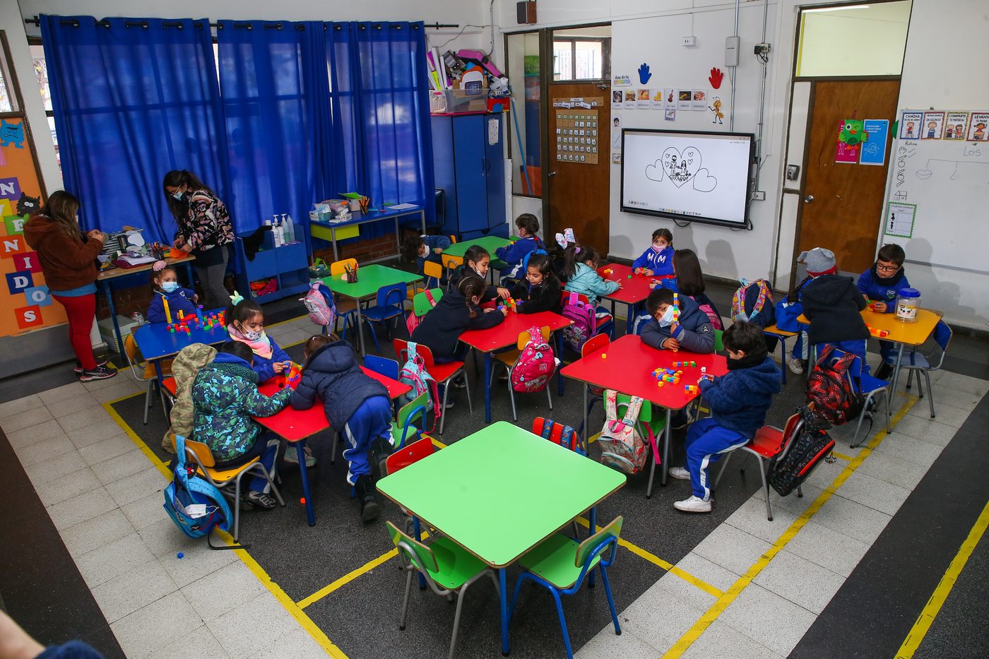 Niñas y niños de prebásica del Colegio Mirador aprendiendo con material concreto en su sala