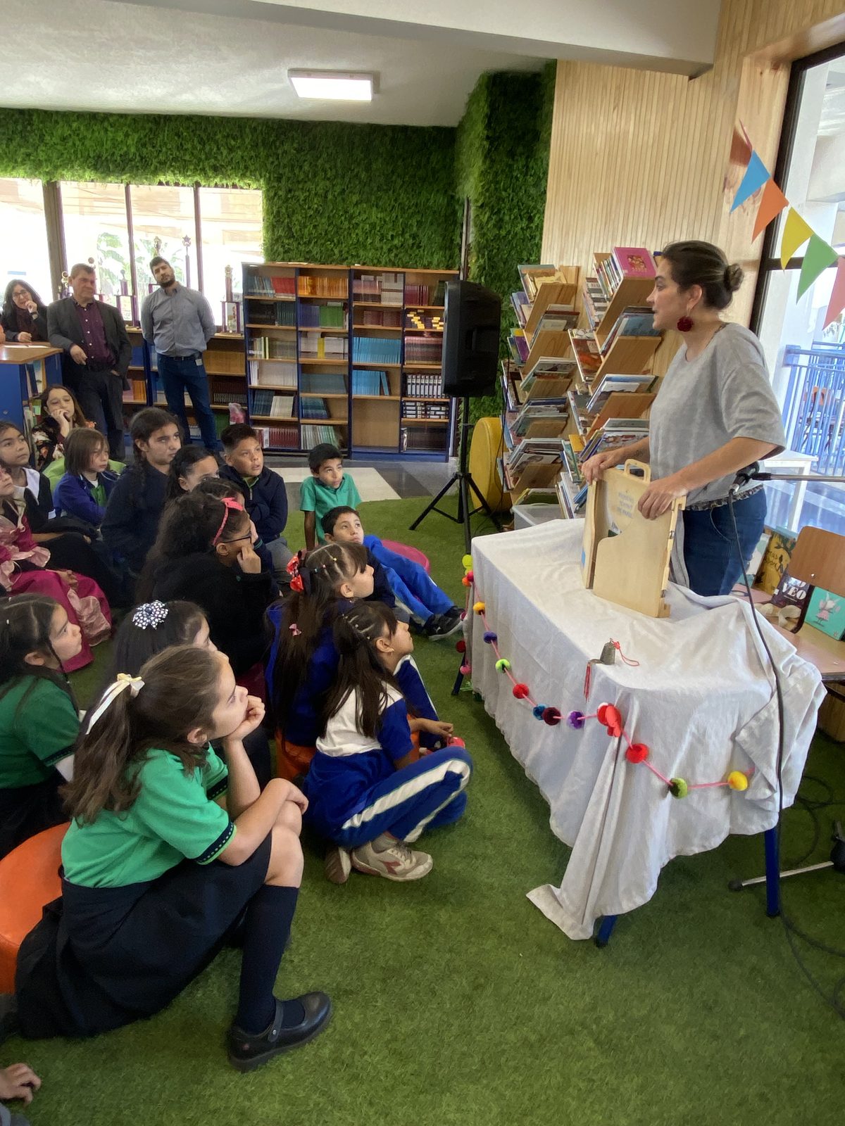 Cuentacuentos en la biblioteca del Colegio Mirador, despertando el gusto por la lectura desde los primeros años